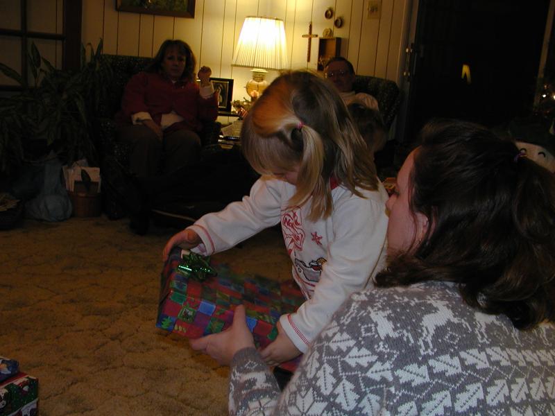 camera/2002/12(December)/12_25_Christmas_at_Grandmom's/800x600_PC250089.JPG