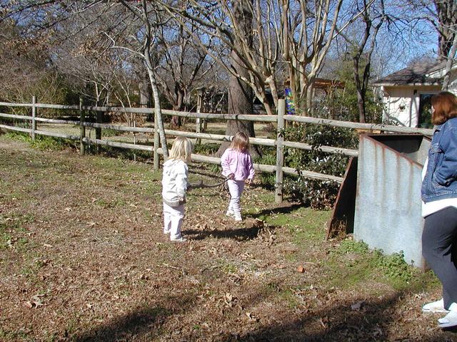 camera/2002/12(December)/12_27_Feeding_Time/640x480_PC270020.JPG