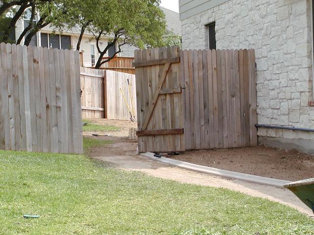 camera/2002/Landscaping/640x480_P5230093.JPG