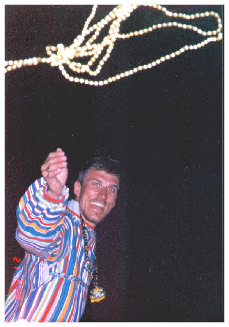 1997/Best/800x600_1998-02-ExtravTravisThrowing.jpg