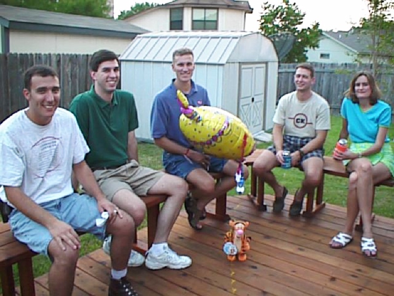 1998/08(August)/Travis_Birthday/800x600_1998-08-t-bday-deck1.jpg
