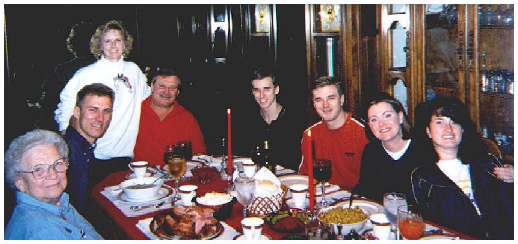 1998/12(December)/Christmas/1024x768_1998-12-xmas-e-familydinner.JPG