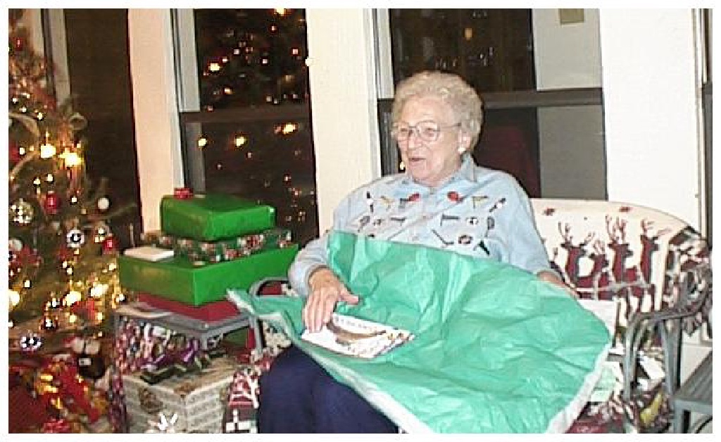1998/12(December)/Christmas/1024x768_1998-12-xmas-h-grandmahappy.JPG