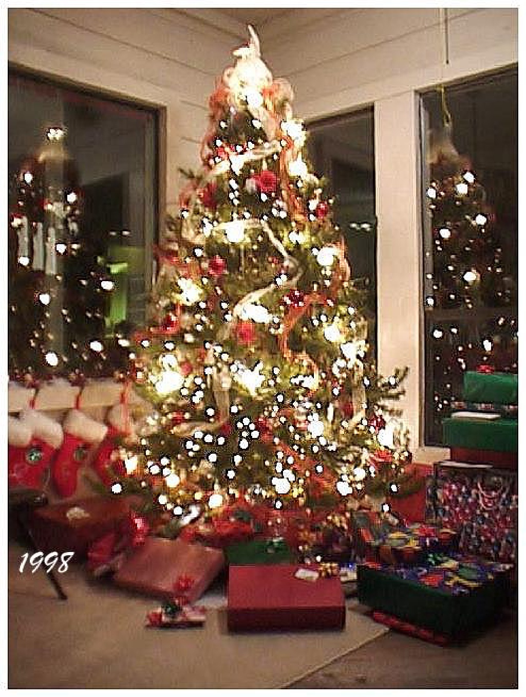 1998/12(December)/Christmas/1024x768_1998-12-xmas-ha-tree-alone.JPG