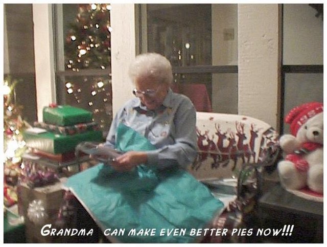 1998/12(December)/Christmas/640x480_1998-12-xmas-h-grandmas-piecrust-gift.JPG