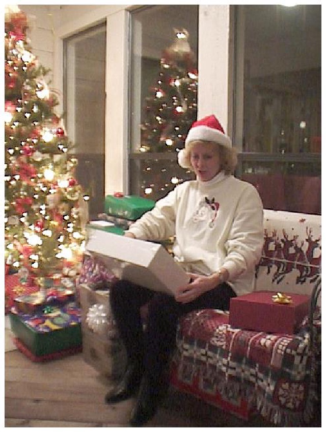 1998/12(December)/Christmas/640x480_1998-12-xmas-h-mom-present.JPG