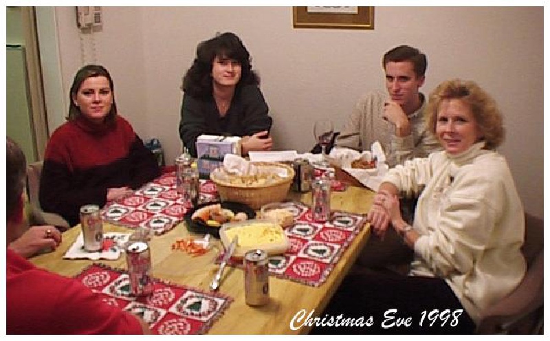 1998/12(December)/Christmas/800x600_1998-12-xmas-ba-Snacking.jpg