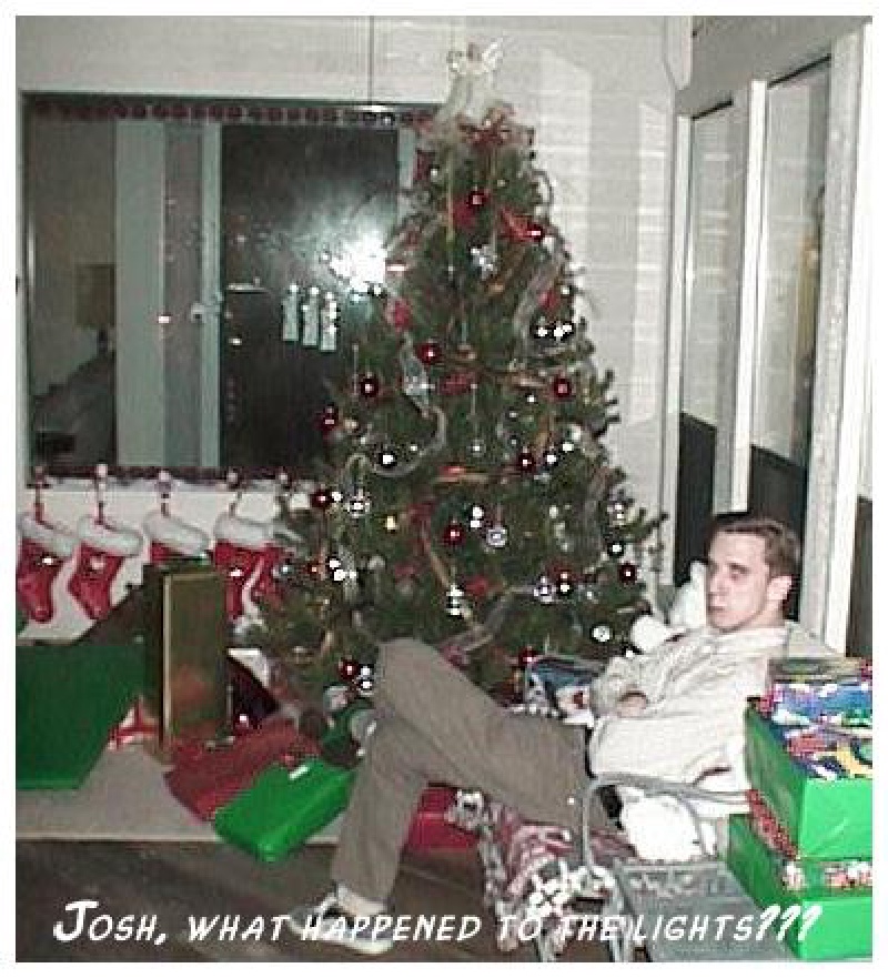 1998/12(December)/Christmas/800x600_1998-12-xmas-bz-Josh-by-Tree.jpg