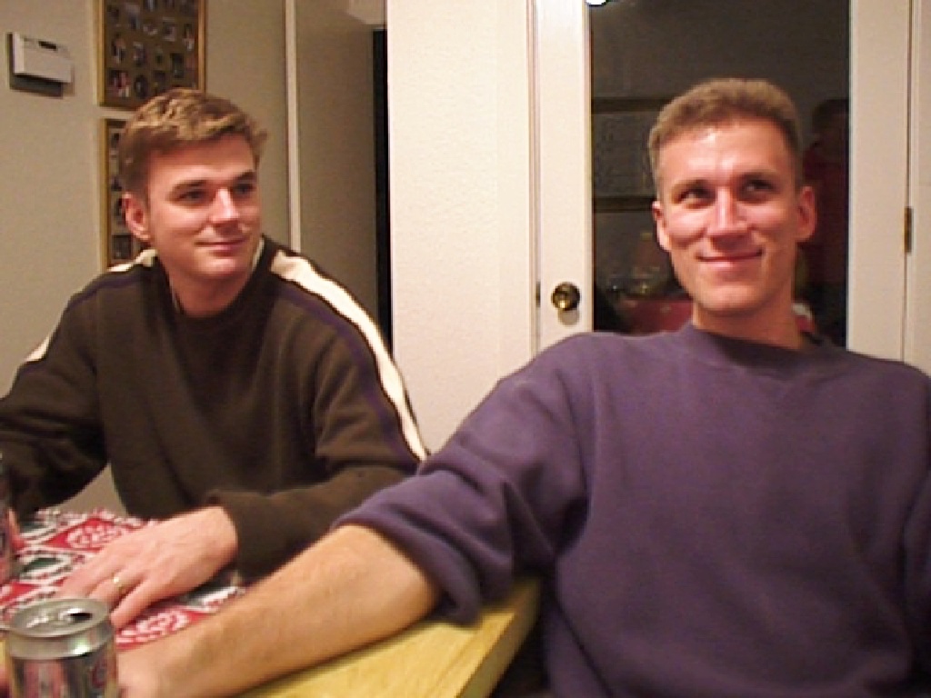 1998/12(December)/Christmas/old/1024x768_1998-12-Xmas-Justin-Travis.jpg