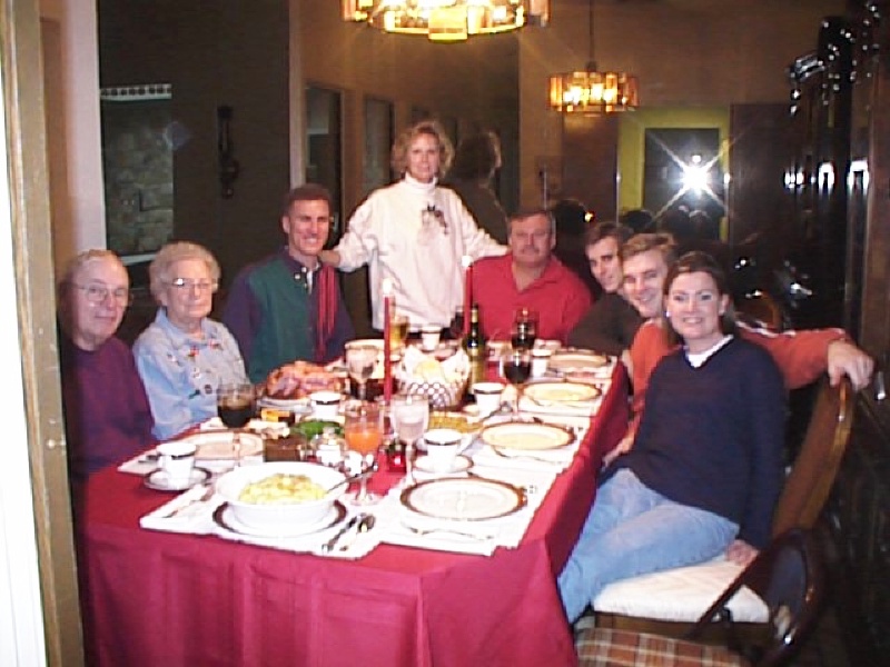 1998/12(December)/Christmas/old/800x600_1998-12-Xmas-All-At-Table2.jpg