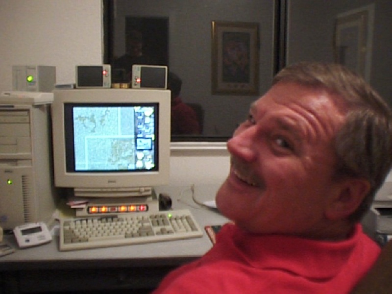 1998/12(December)/Christmas/old/800x600_1998-12-Xmas-Dad-on-Grandpas-Computer.jpg