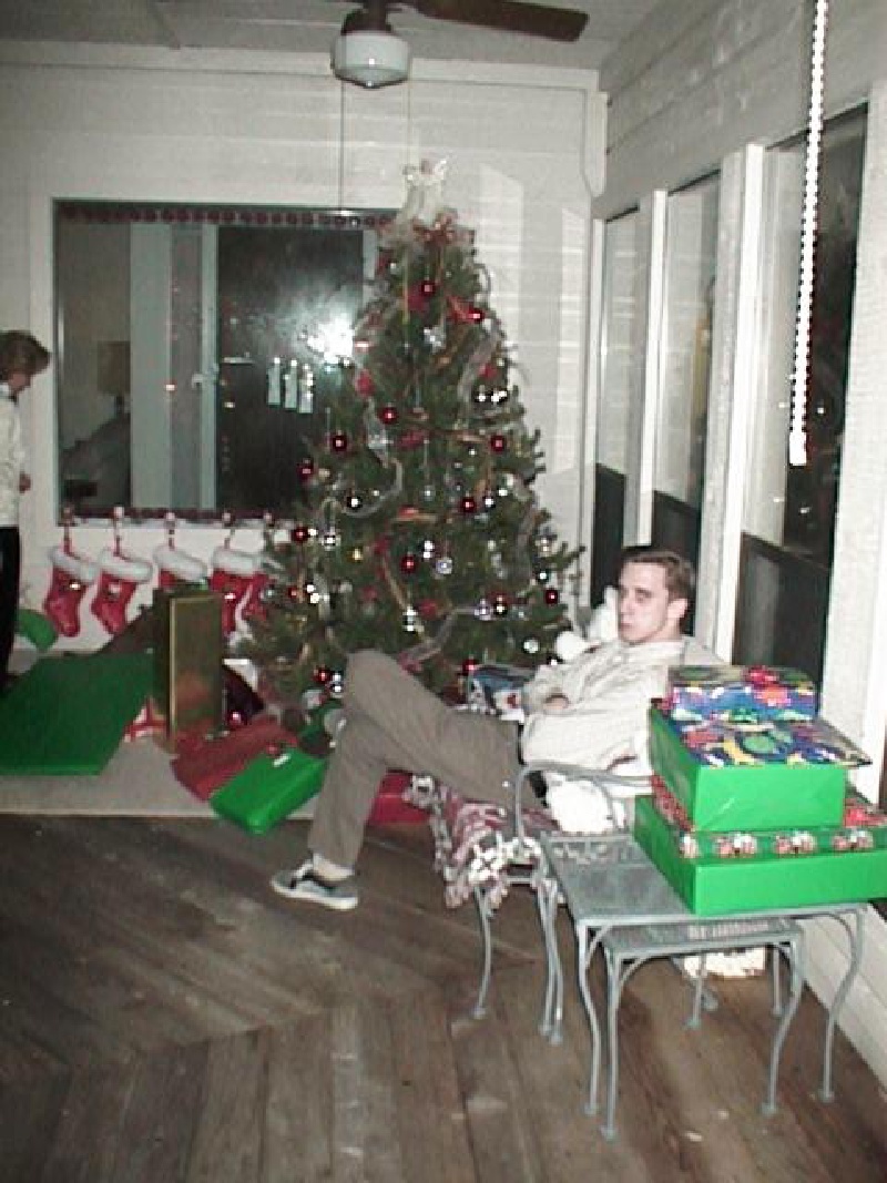 1998/12(December)/Christmas/old/800x600_1998-12-Xmas-Josh-by-Tree.jpg