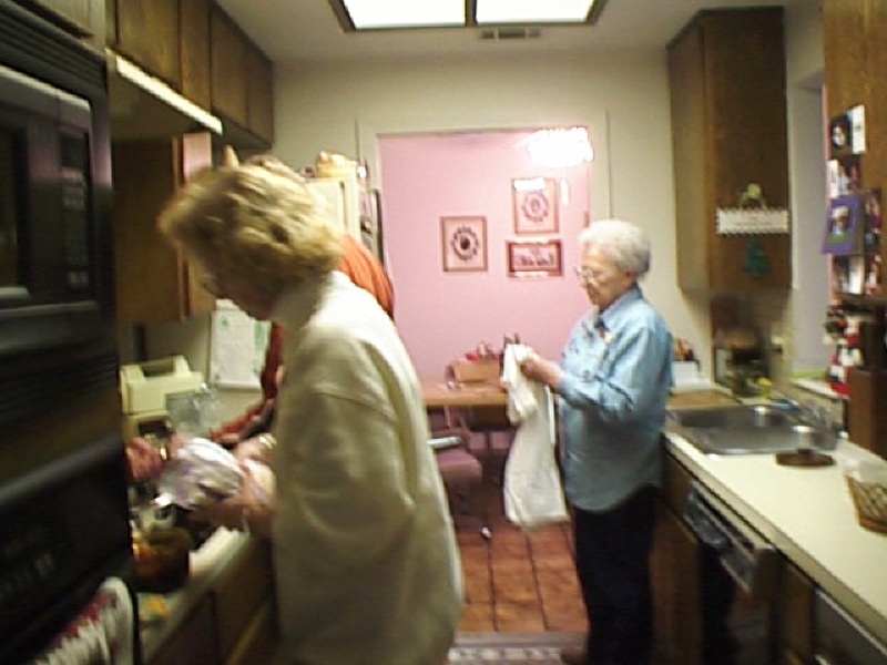 1998/12(December)/Christmas/old/800x600_1998-12-Xmas-Mom-Grandma-Kitchen.jpg