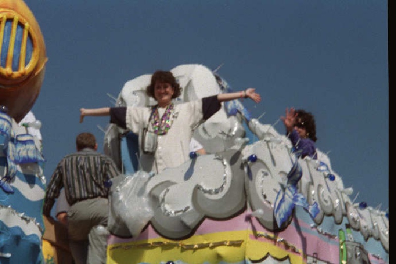 1998/MardiGras/800x600_float-q.jpg
