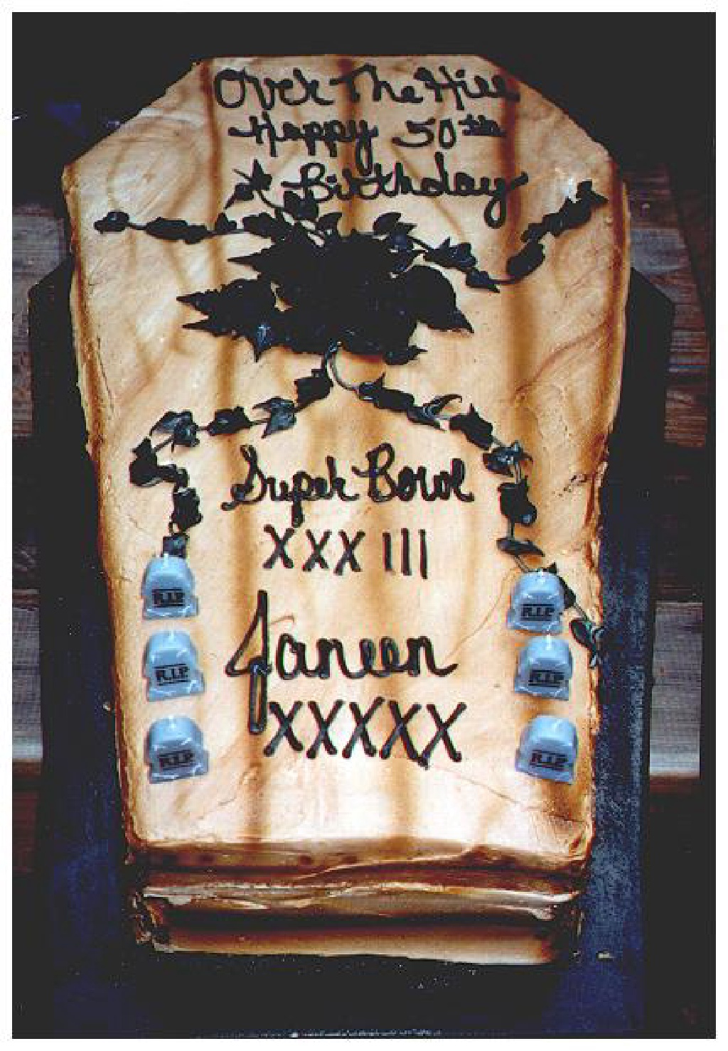 1999/01(January)/Moms_50th_Bday/1024x768_1999-01-31-50th,Cake2.JPG