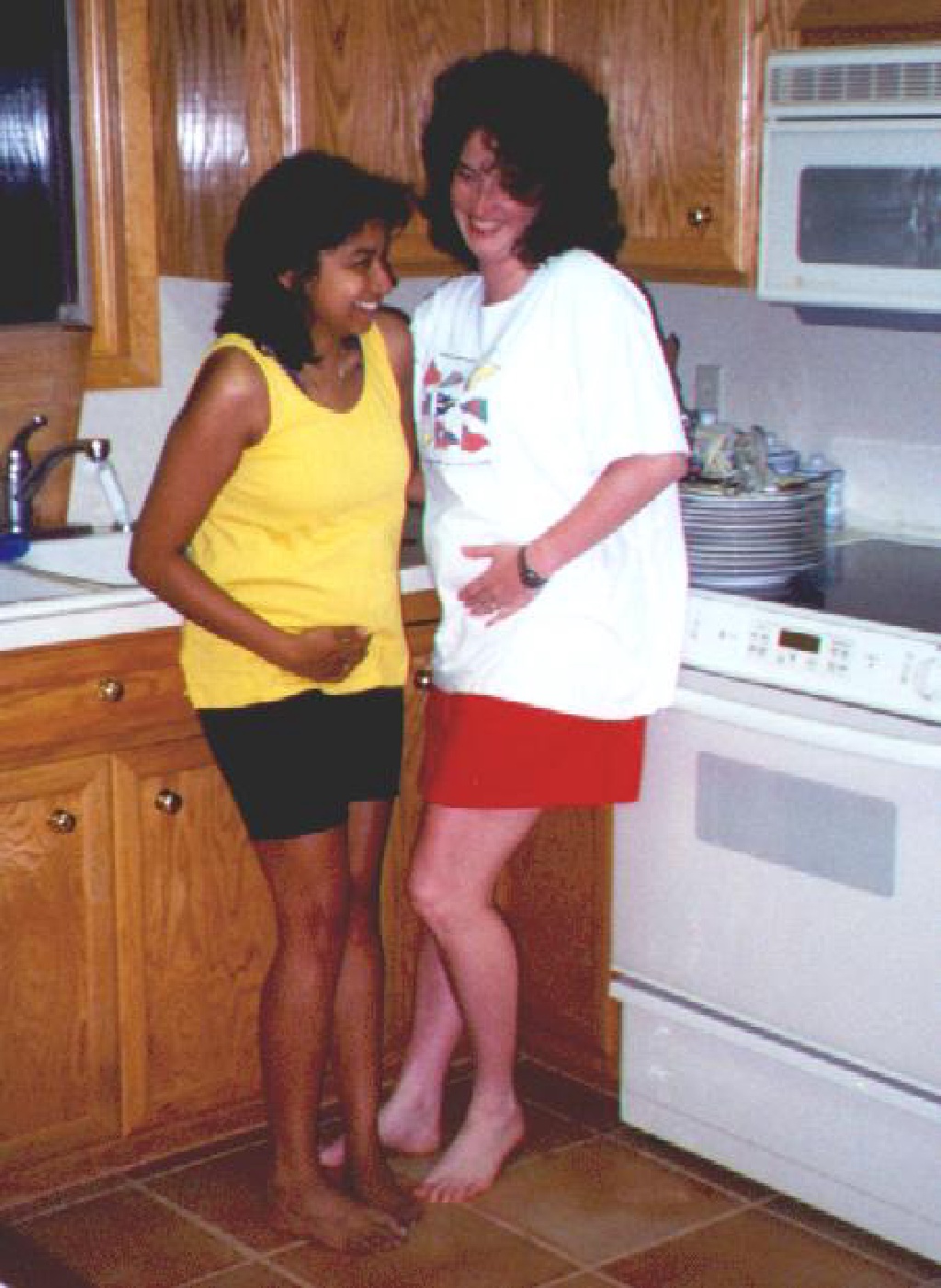 1999/06(June)/Jasper_Lakehouse/1024x768_1999_06_LakeHouse_Suzi_Kavita_barefoot-n-pregnant.jpg