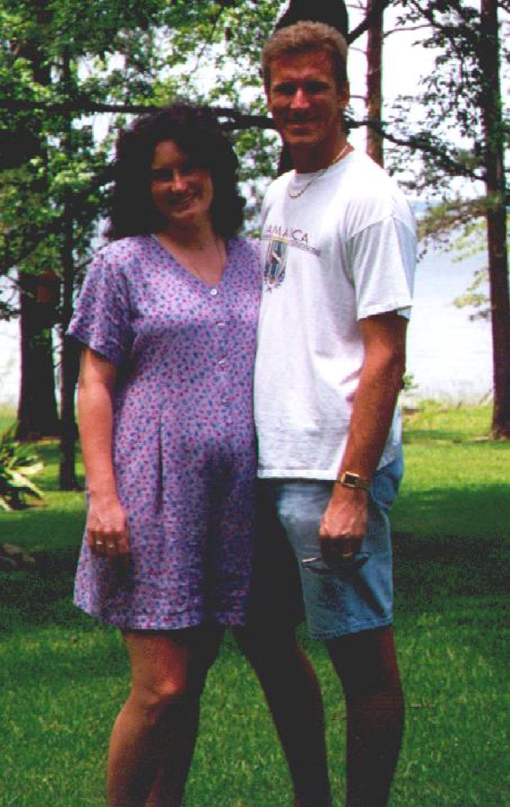 1999/06(June)/Jasper_Lakehouse/1024x768_1999_06_LakeHouse_backyard_Suzi_Travis.jpg