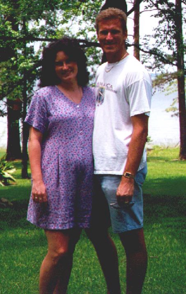 1999/06(June)/Jasper_Lakehouse/640x480_1999_06_LakeHouse_backyard_Suzi_Travis.jpg