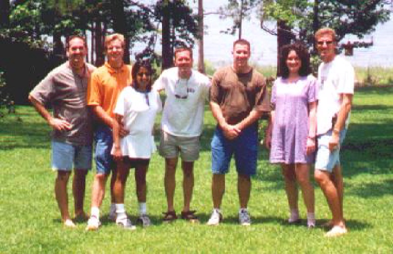 1999/06(June)/Jasper_Lakehouse/800x600_1999_06_LakeHouse_backyard_group.jpg