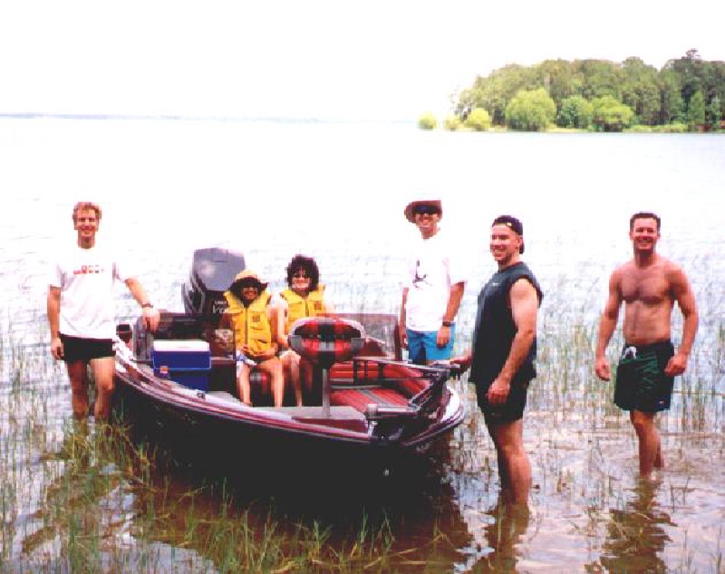1999/06(June)/Jasper_Lakehouse/800x600_1999_06_LakeHouse_boat1.jpg