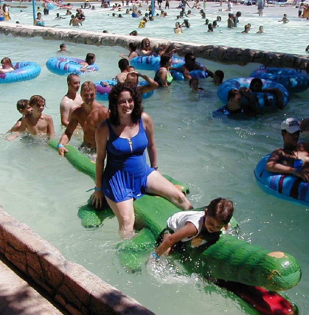 1999_07_31_Schlitterbahn_Justin_Suzi_Alligator3.jpg