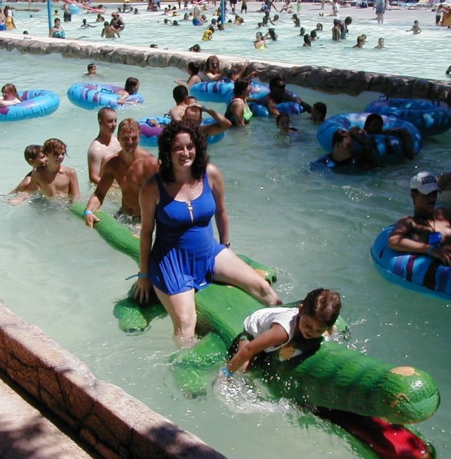 1999_07_31_Schlitterbahn_Justin_Suzi_Alligator3.jpg