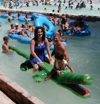 1999_07_31_Schlitterbahn_Justin_Suzi_Alligator2.jpg