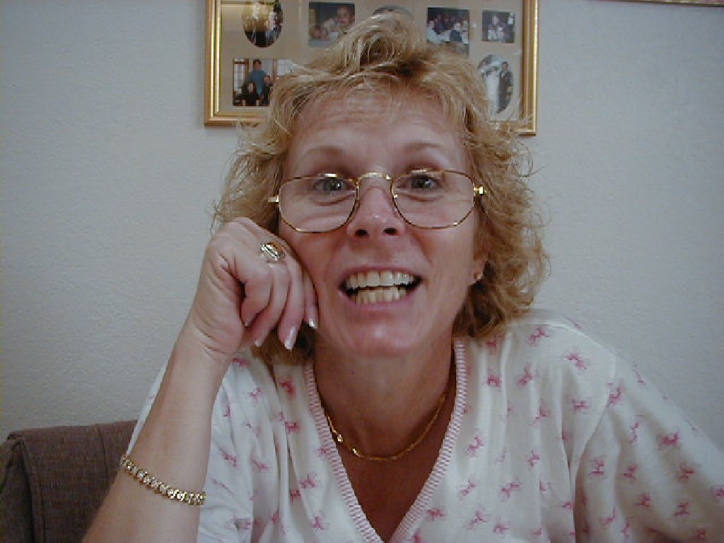 1999/07(July)/4th_July/1024x768_1999_0703_Mom_Goof2.jpg