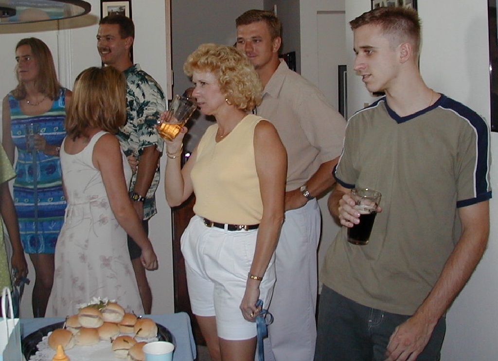 1999/08(August)/Baby_Shower/1024x768_1999_08_Shower_Dining.jpg