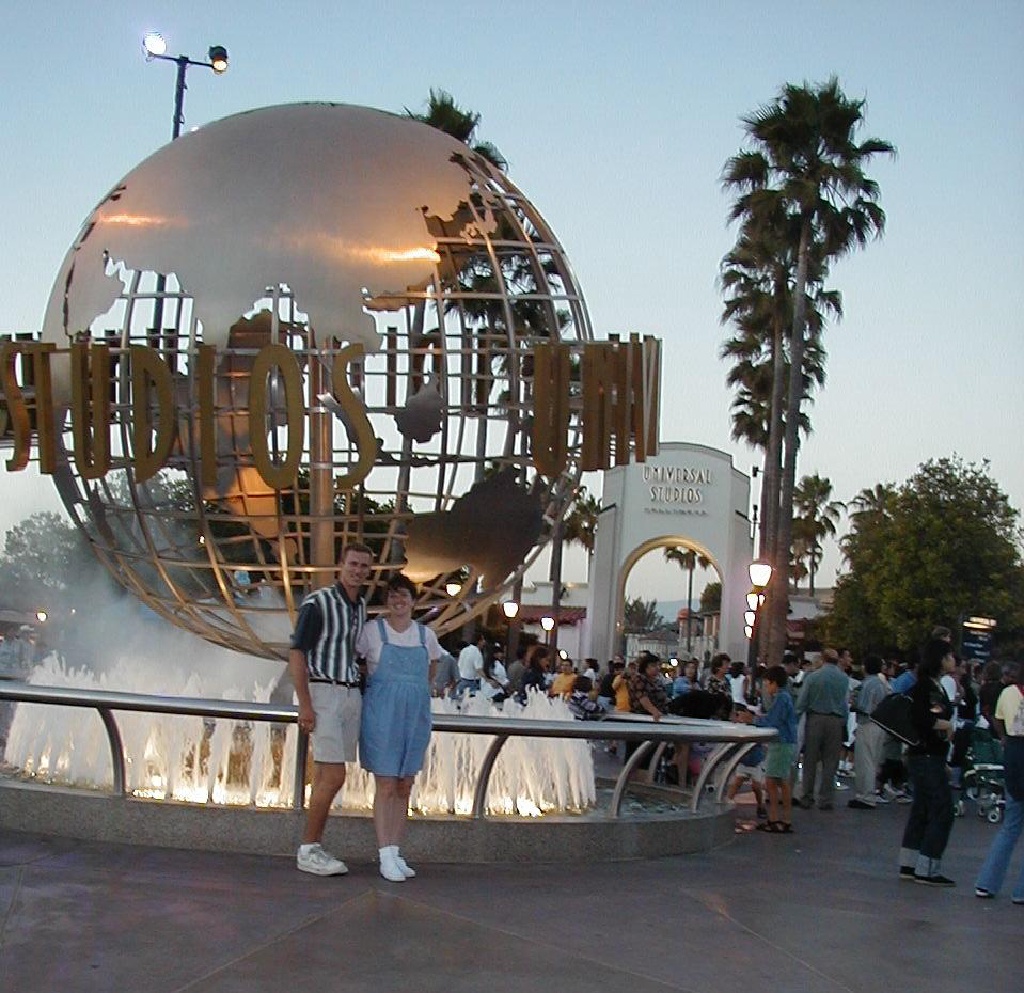 1999/08(August)/California/1024x768_1999_08_Universal_Studios_Entrance_Travis_Suzi.jpg