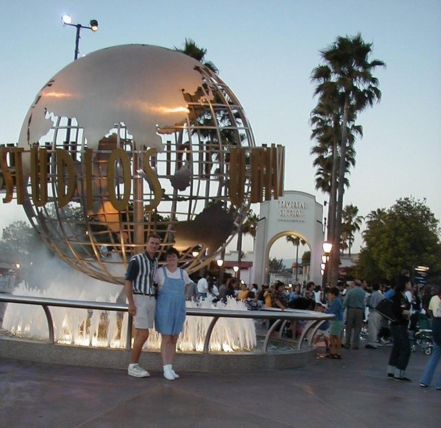 1999/08(August)/California/640x480_1999_08_Universal_Studios_Entrance_Travis_Suzi.jpg