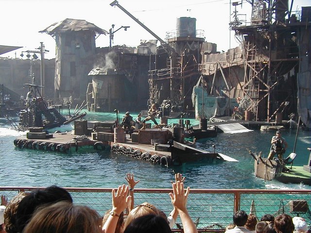 1999_08_Universal_Waterworld1.jpg