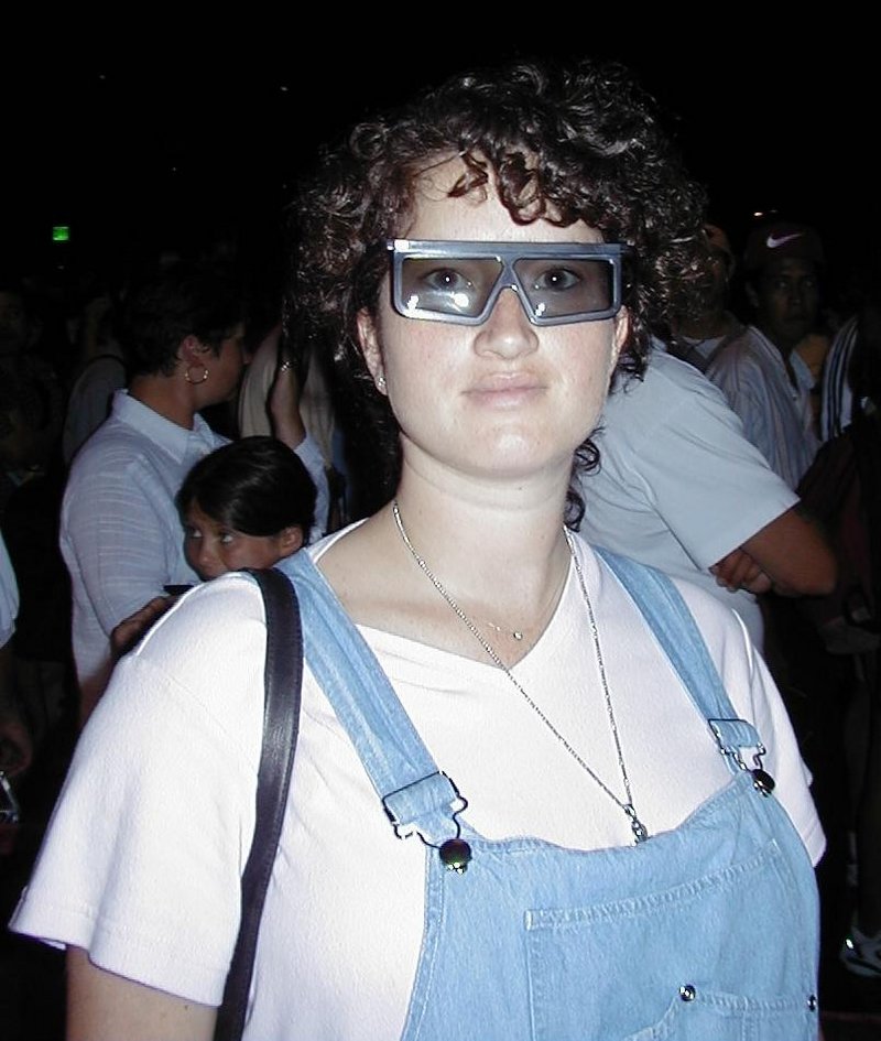 1999/08(August)/California/800x600_1999_08_Universal_Suzi_in_T2-3d_glasses.jpg