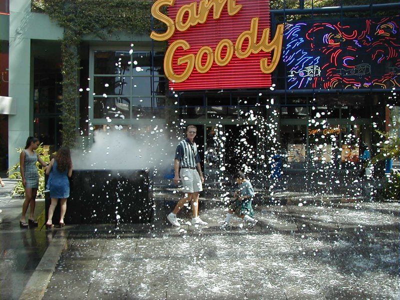 1999/08(August)/California/800x600_1999_08_Universal_Travis_in_Water_Fountain.jpg