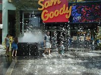 1999_08_Universal_Travis_in_Water_Fountain.jpg