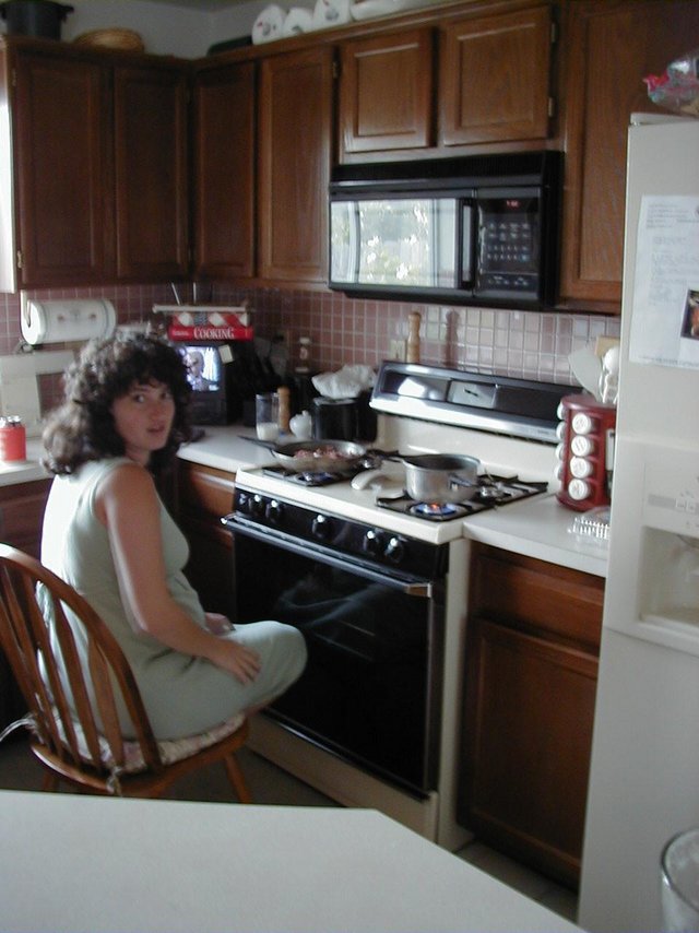 1999_08_suzi_cooking_sitting1.jpg