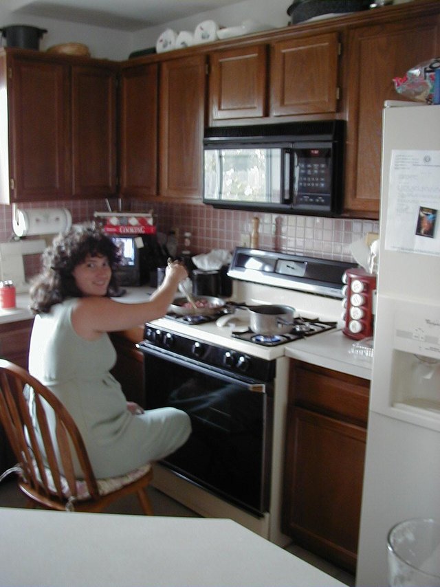 1999_08_suzi_cooking_sitting2.jpg