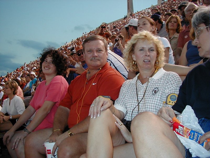 1999/09(September)/Misc/800x600_1999_09_18_Suzi_Dad_Mom.jpg