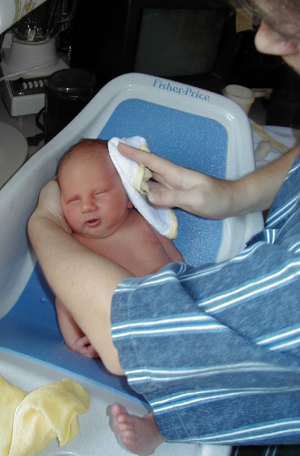 1999/10(October)/05_Chance_Scott/1024x768_1999_10_10_Chance_First_Bath2.jpg