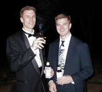 1999-12-17-Tivoli-Xmas-Travis-Justin-Cigar-06.jpg
