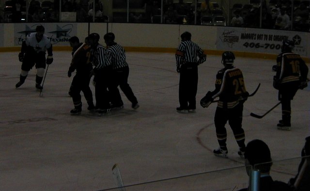 2000/01(January)/IceBats/640x480_2000-01-22-IceBats-Fight-5.JPG