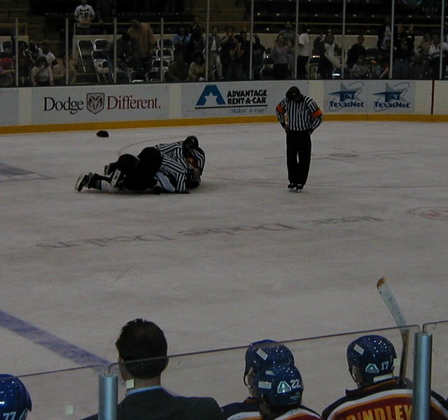 2000/01(January)/IceBats/640x480_2000-01-22-IceBats-Fight-7.JPG