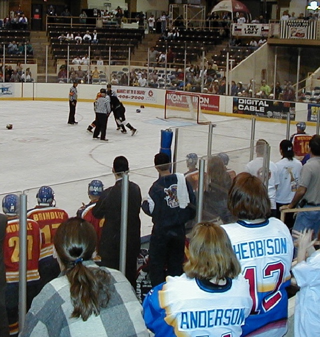 2000/01(January)/IceBats/640x480_2000-01-22-IceBats-fight-4.JPG