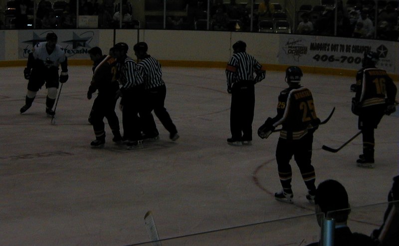 2000/01(January)/IceBats/800x600_2000-01-22-IceBats-Fight-5.JPG