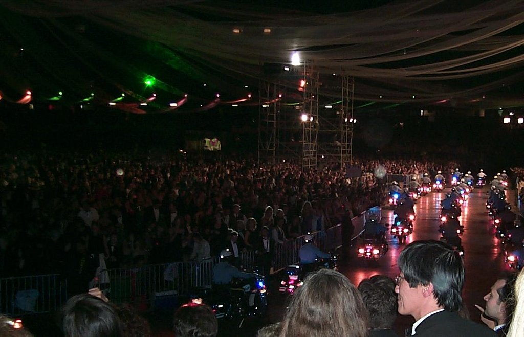 2000/03(March)/MardiGras/1024x768_2000-03-04-1094-Extravaganza.jpg