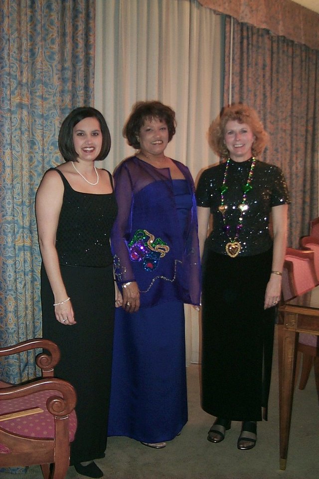 2000/03(March)/MardiGras/640x480_2000-03-04-1082-Jennifer-Sybil-Janeen-Before-Extravaganza.jpg