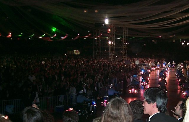 2000/03(March)/MardiGras/640x480_2000-03-04-1094-Extravaganza.jpg