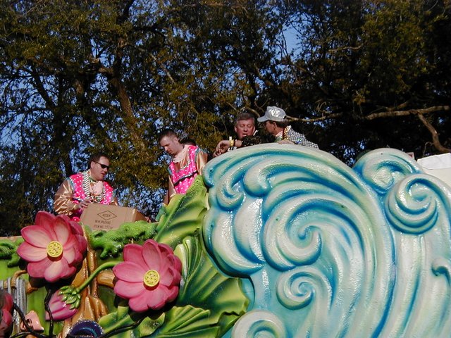 2000/03(March)/MardiGras/640x480_2000-03-04-MG-Float-MikeBell-Kevin-Randy-Rob-3.jpg