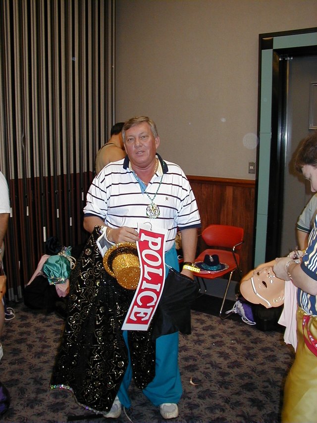 2000/03(March)/MardiGras/640x480_2000-03-04-MG-Staging-Randy-1.jpg