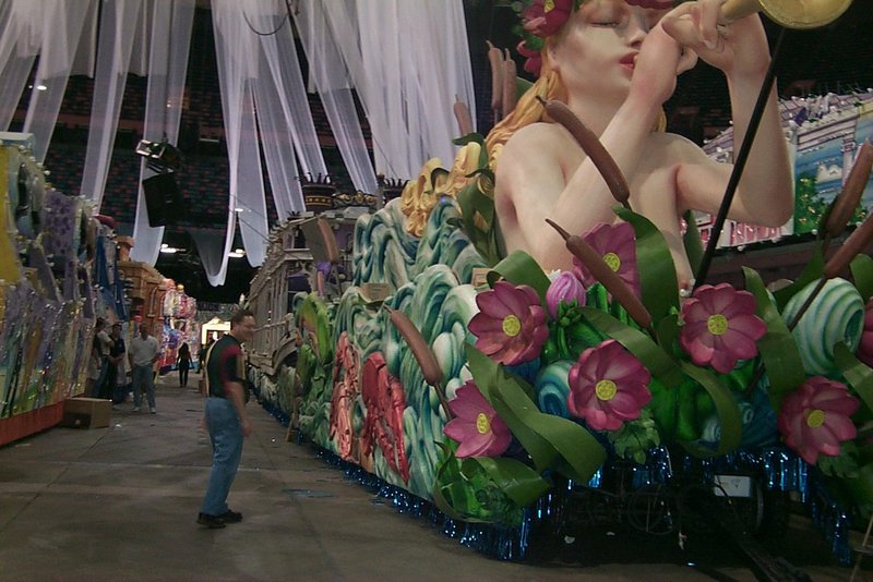 2000/03(March)/MardiGras/2000-03-02-1063_-Superdome-Float-Mike-Bell.jpg